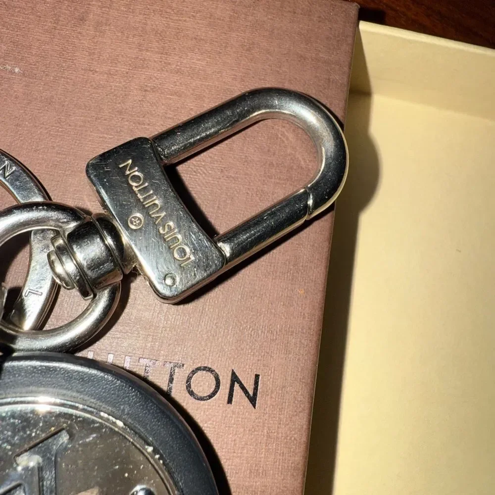 Used in great condition Louis Vuitton Silver and Black Keychain minor scratches - Picture 3 of 10